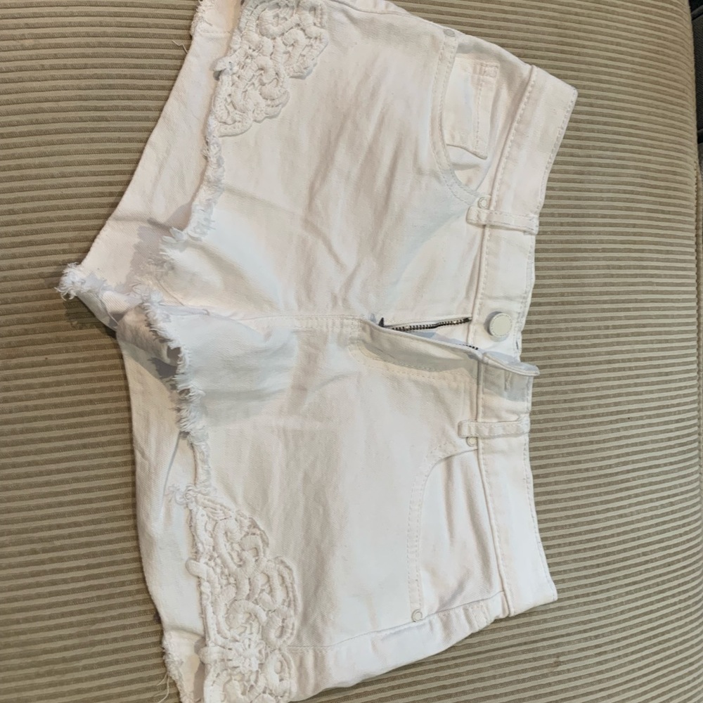 LAST CHANCE🌸white dynamite shorts with detailing